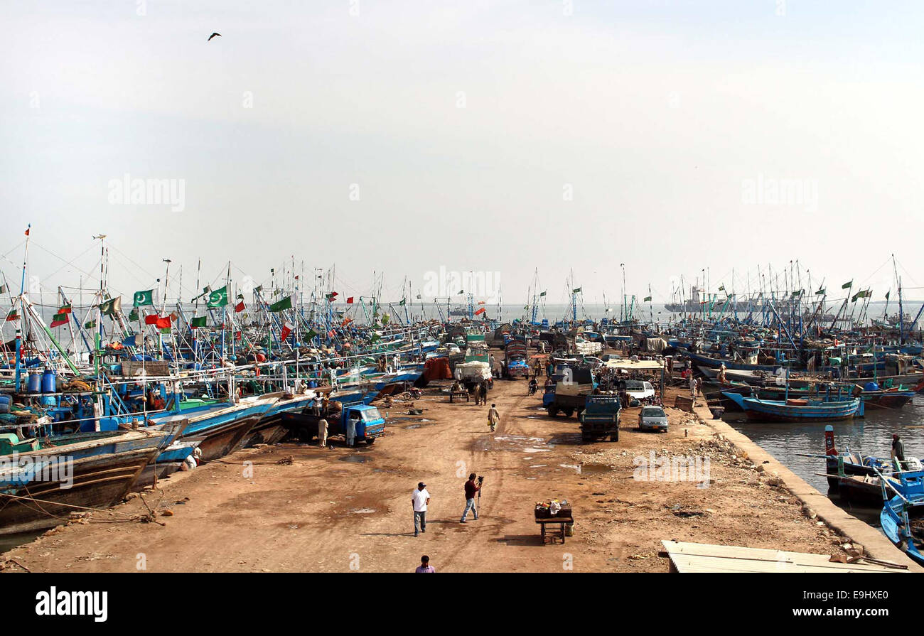 Angelboote/Fischerboote gesehen festgemacht am Hafen nach Erteilung eine Warnung von Meteorologie-Abteilung und Verbot Fischerei aufgrund eines tropischen Wirbelsturms benannt Haiders die Ufer Gürtel von Sindh und Belutschistan erwartungsgemäß am Mittwoch in der Nähe von Keamari auf Dienstag, 28. Oktober 2014 getroffen wird. Stockfoto