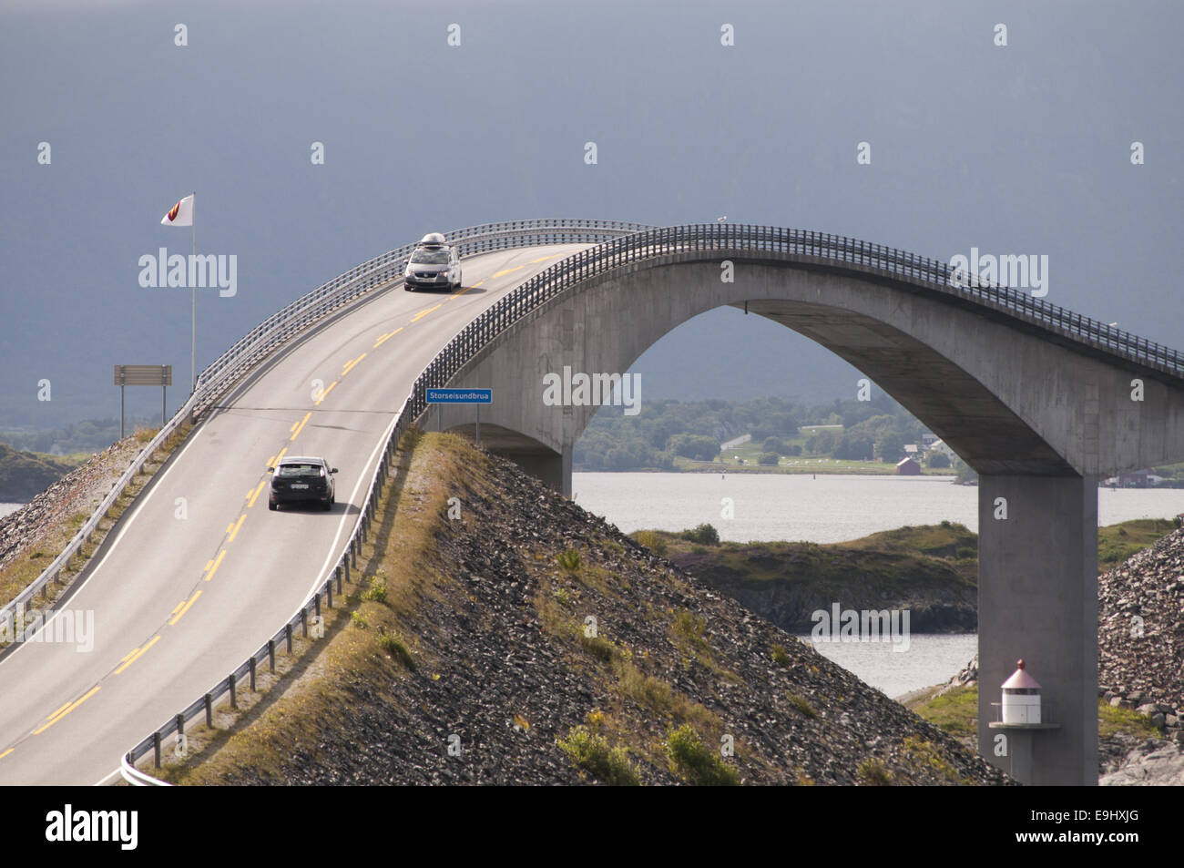 Wahrzeichen: Die Atlantikstraße, Storseisundbrua, im Westen Norwegens. Eine 36km lange Straße zwischen Kårvåg und Bud mit einer Reihe von Brücken, wie diese. Stockfoto