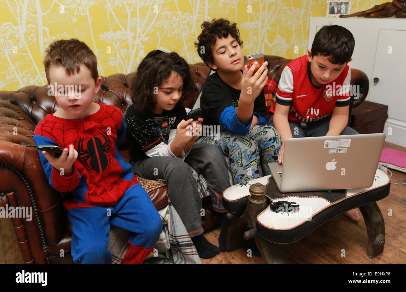 Kinder auf Handys & Computer Stockfoto