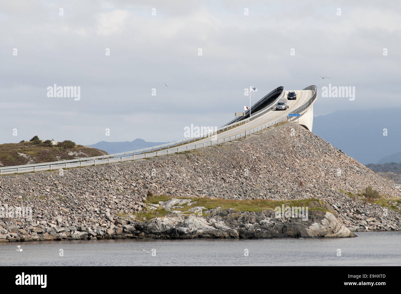 Wahrzeichen: Die Atlantikstraße, Storseisundbrua, im Westen Norwegens. Eine 36km lange Straße zwischen Kårvåg und Bud mit einer Reihe von Brücken, wie diese. Stockfoto