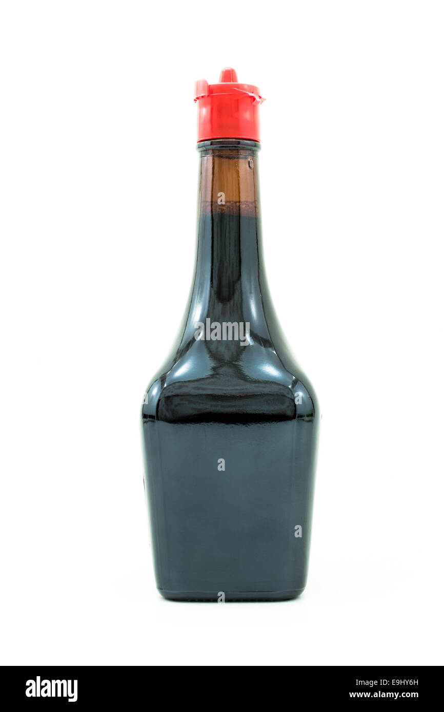 Flasche Sojasauce isoliert auf weißem Hintergrund Stockfoto