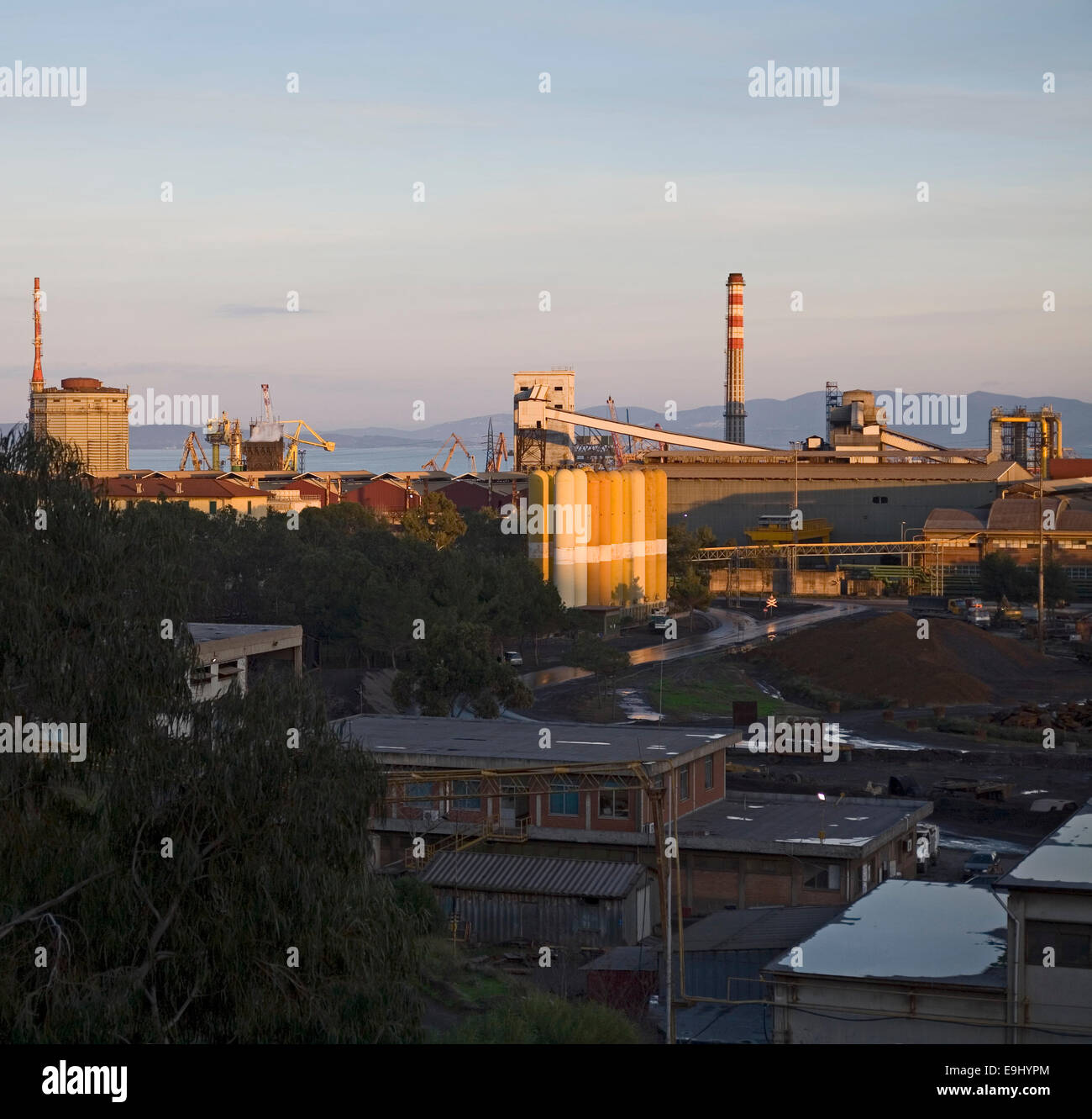 Piombino liegt in der Provinz Livorno in der Toskana & verbindet Industrie mit einem Anschluss für Handel und Fähren nach Elba & Sardinien. Stockfoto