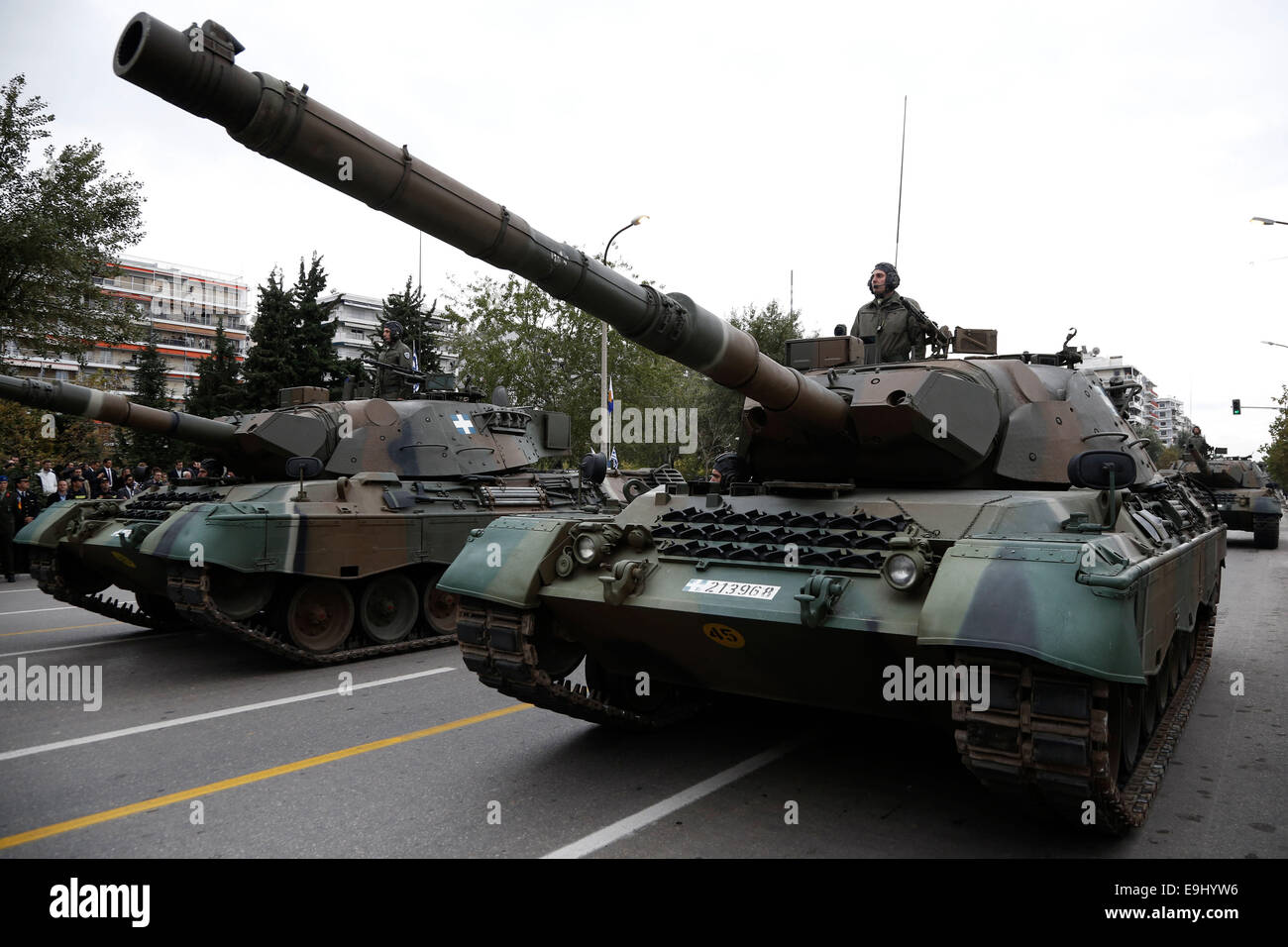 Thessaloniki, Griechenland. 28. Oktober 2014. Parade durch die Straßen des nördlichen Hafen von Thessaloniki, Griechenland-Panzer. Die Militärparade zum Gedenken an den Beitritt Griechenlands in den zweiten Weltkrieg in Thessaloniki, Griechenland am 28. Oktober 2014 stattgefunden hat Credit: Konstantinos Tsakalidis/Alamy Live News Stockfoto