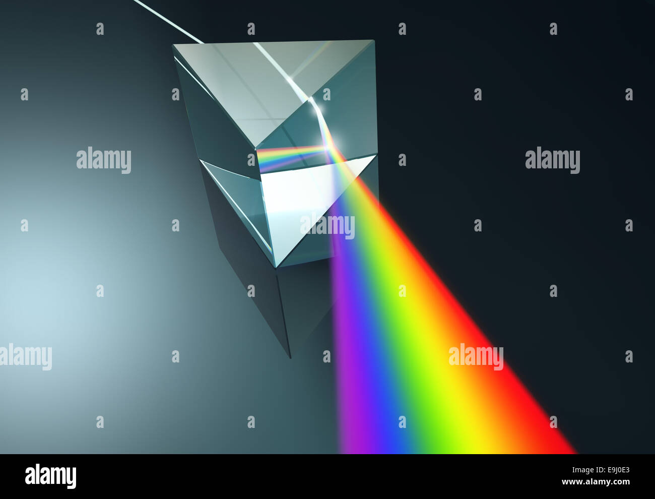 Das Kristall-Prisma zerstreut sich weißes Licht in vielen Farben. Stockfoto
