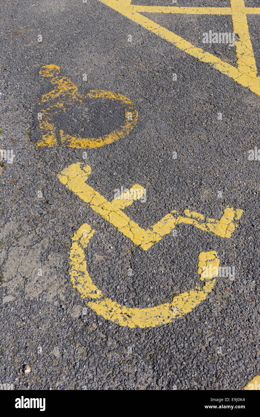 Behindertenparkplatz verblasst Zeichen Rollstuhl Stockfoto
