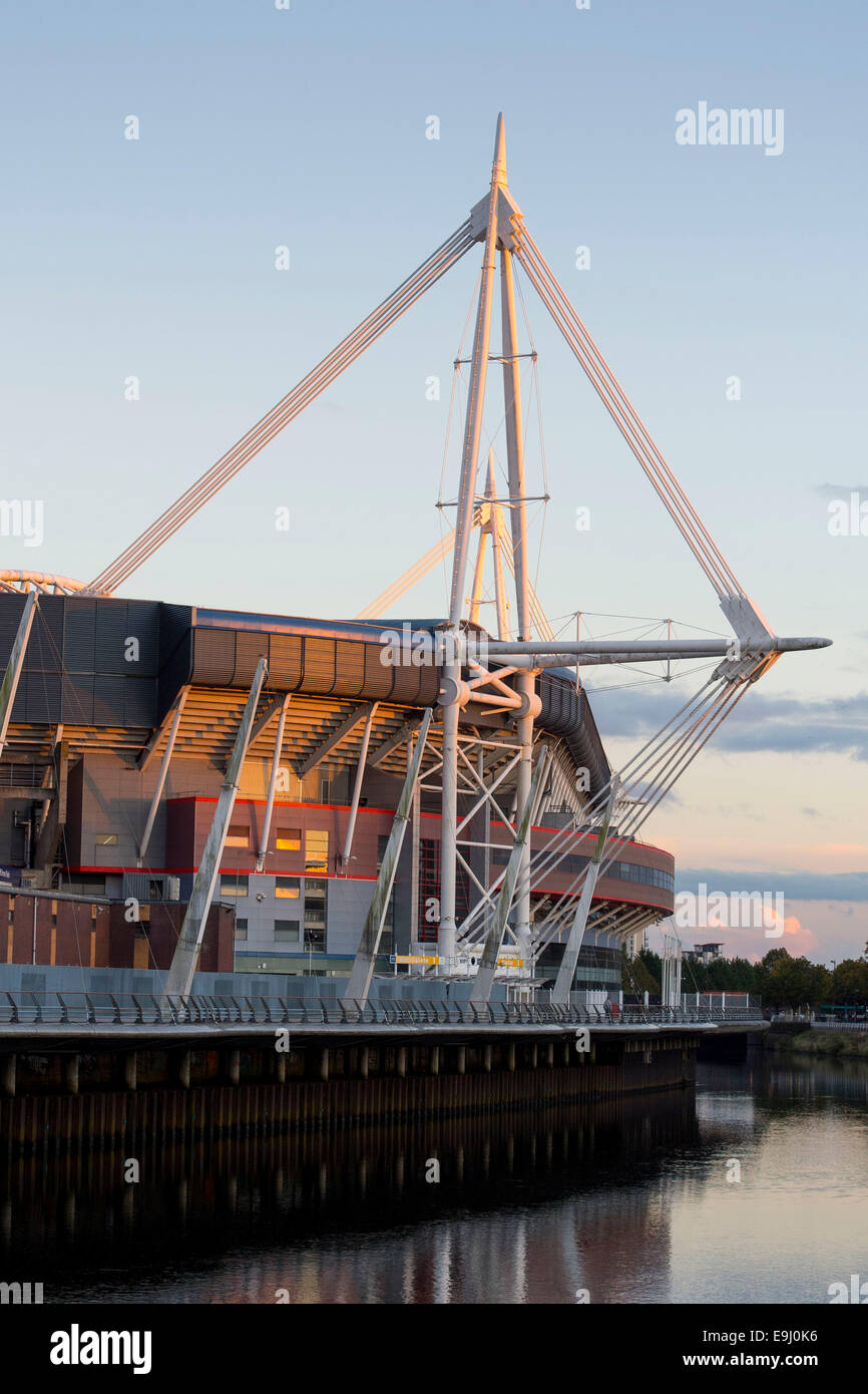 Das Wales Millennium Stadium auf dem Fluss Taff in Cardiff, Südwales. Das Stadion ist sein Fürstentum-Stadion umbenannt. Stockfoto
