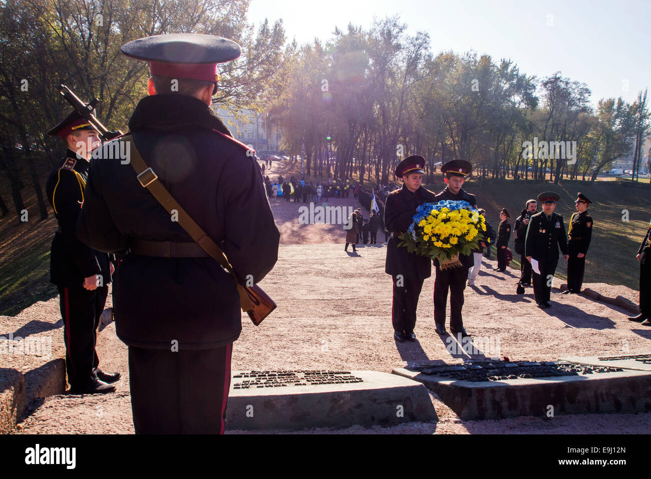 Kiew, Ukraine. 28. Oktober 2014. Kadetten Blumen zum Denkmal.  Kiew-Kadetten und Schülerinnen und Schüler bei Babi Yar, eine Kundgebung zum 70. Jahrestag der Befreiung von der Ukraine. Babii Yar Tragödie weltweit bekannt. Während des zweiten Weltkrieges die Nazis hier 100 Tausend Einwohner von Kiew, vor allem Juden hingerichtet. Feier der Ukraine die Befreiung von den Nazis übergeben unter der russischen Besetzung der Krim und der östlichen Ukraine. Bildnachweis: Igor Golovnov/Alamy Live-Nachrichten Stockfoto