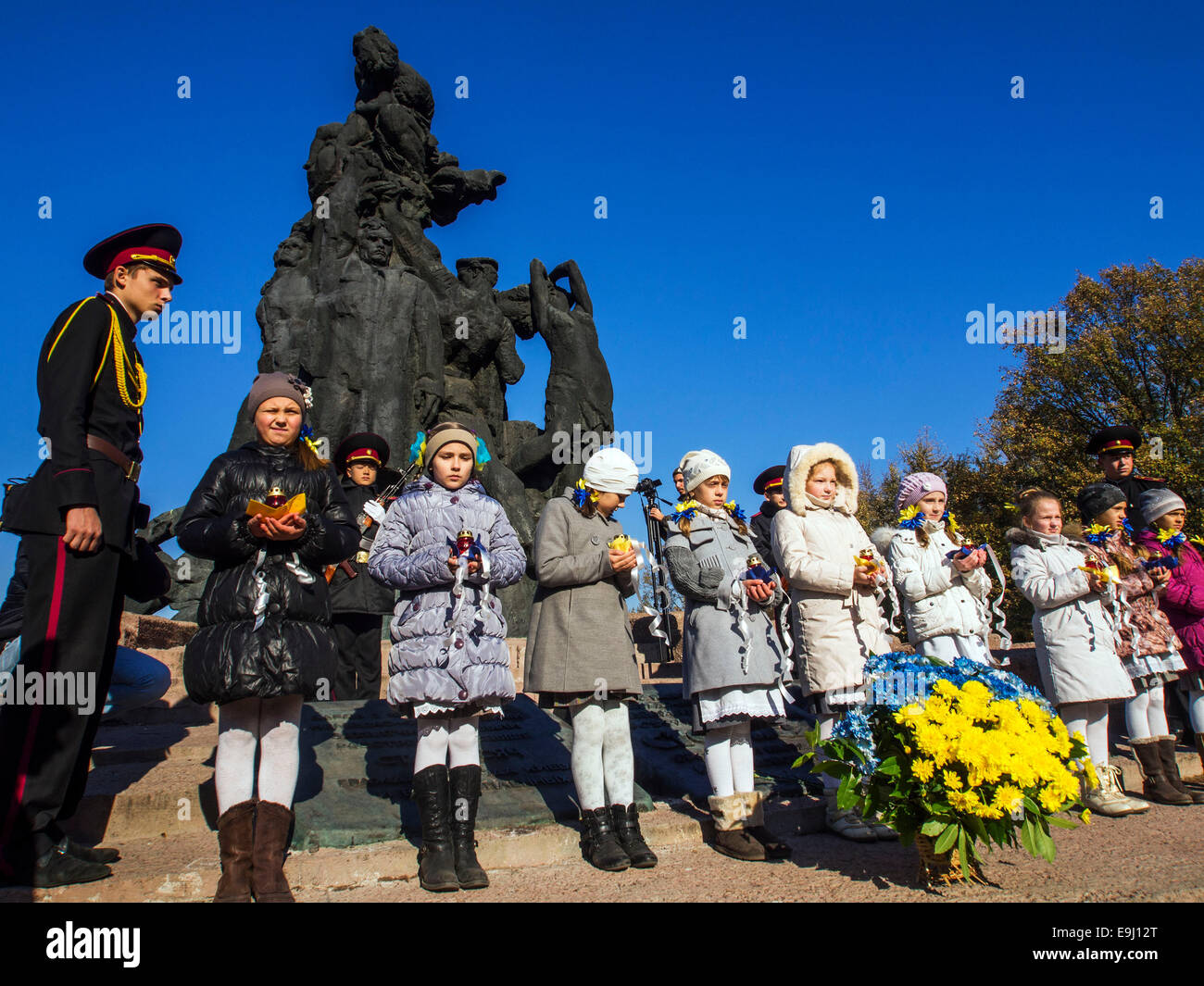 Kiew, Ukraine. 28. Oktober 2014. SchülerInnen legen die Lampen zum Denkmal.  Kiew-Kadetten und Schülerinnen und Schüler bei Babi Yar, eine Kundgebung zum 70. Jahrestag der Befreiung von der Ukraine. Babii Yar Tragödie weltweit bekannt. Während des zweiten Weltkrieges die Nazis hier 100 Tausend Einwohner von Kiew, vor allem Juden hingerichtet. Feier der Ukraine die Befreiung von den Nazis übergeben unter der russischen Besetzung der Krim und der östlichen Ukraine. Bildnachweis: Igor Golovnov/Alamy Live-Nachrichten Stockfoto