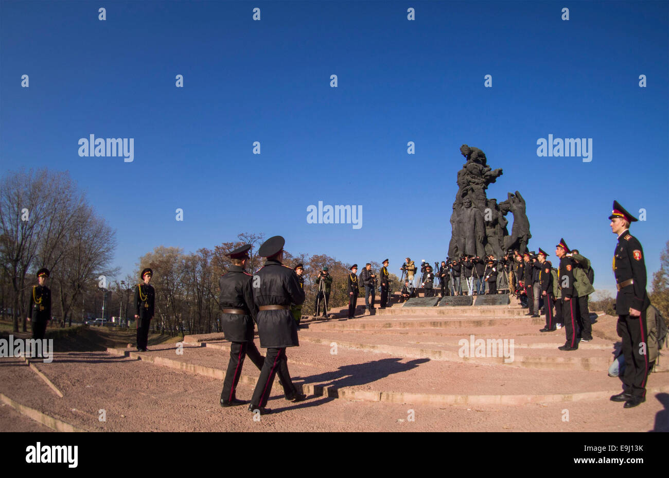 Kiew, Ukraine. 28. Oktober 2014. n Dienstag, 28. Oktober 2014 Kiew Kadetten und Schülerinnen und Schüler bei Babi Yar, eine Kundgebung zum 70. Jahrestag der Befreiung von der Ukraine. Babii Yar Tragödie weltweit bekannt. Während des zweiten Weltkrieges die Nazis hier 100 Tausend Einwohner von Kiew, vor allem Juden hingerichtet. Feier der Ukraine die Befreiung von den Nazis übergeben unter der russischen Besetzung der Krim und der östlichen Ukraine. Bildnachweis: Igor Golovnov/Alamy Live-Nachrichten Stockfoto