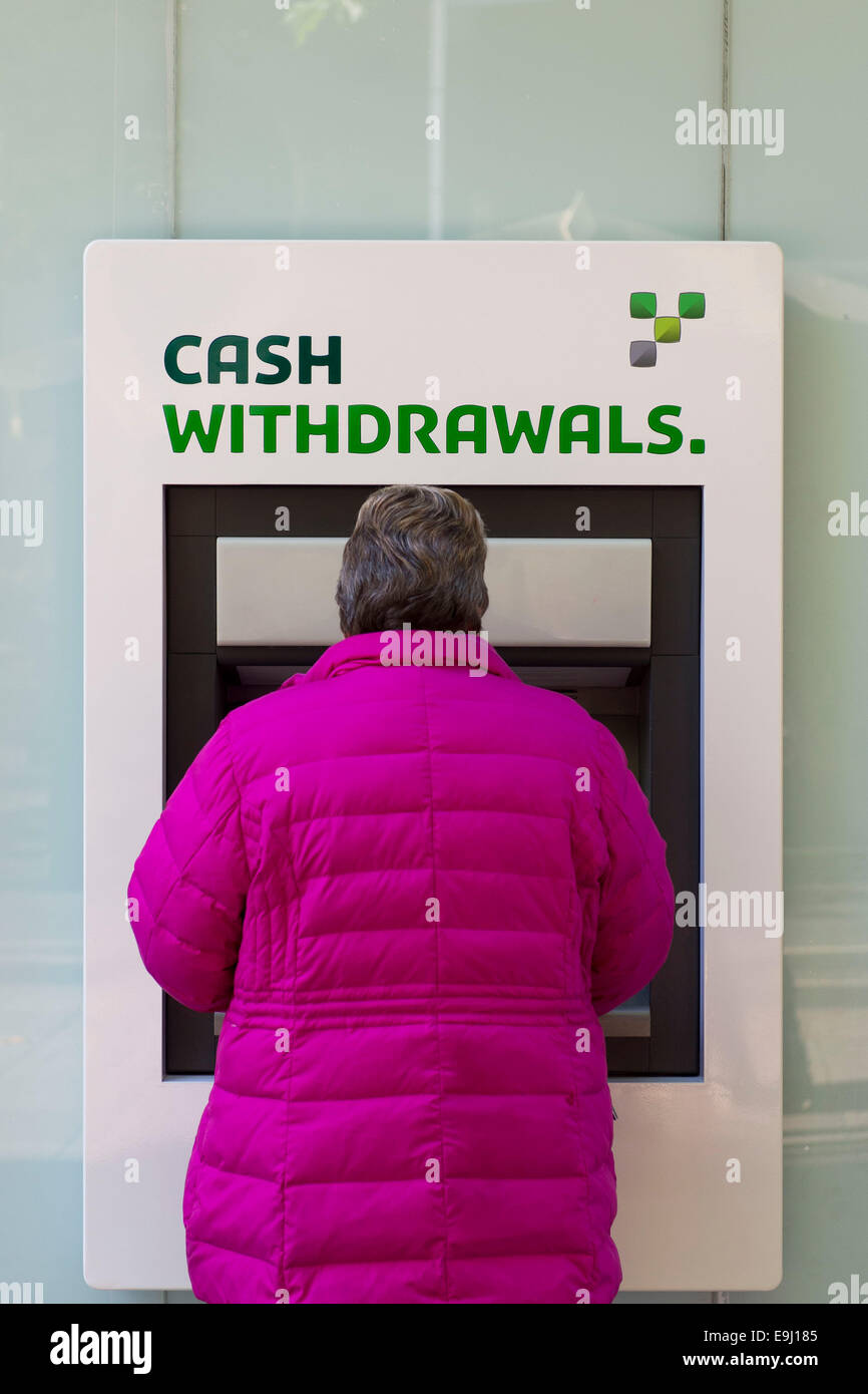 Eine Frau benutzt ein Yorkshire Building Society Cashpoint um Geld abzuheben. Stockfoto