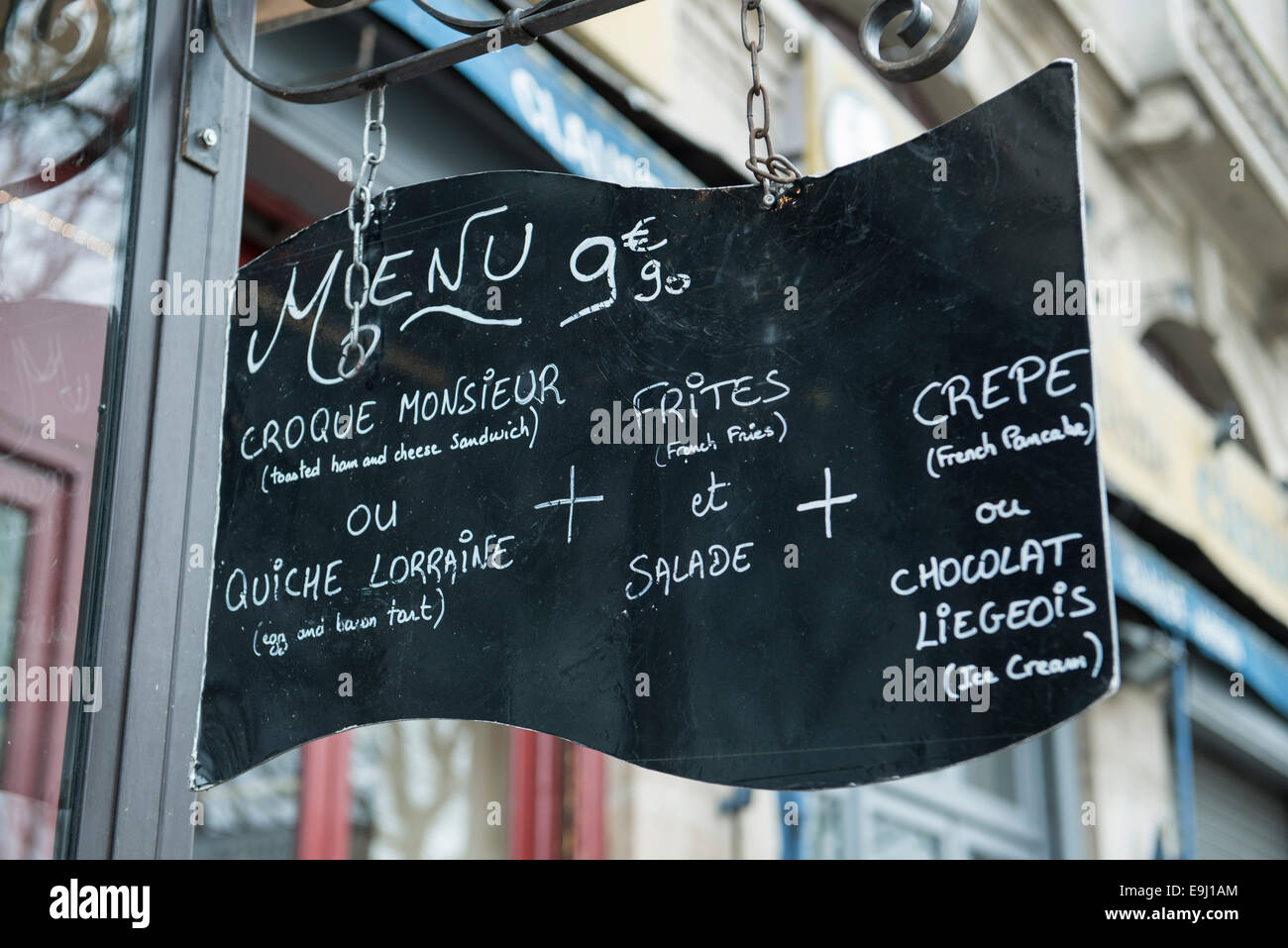 Außerhalb der typisch französischen Restaurants in der französischen Hauptstadt Paris Stockfoto