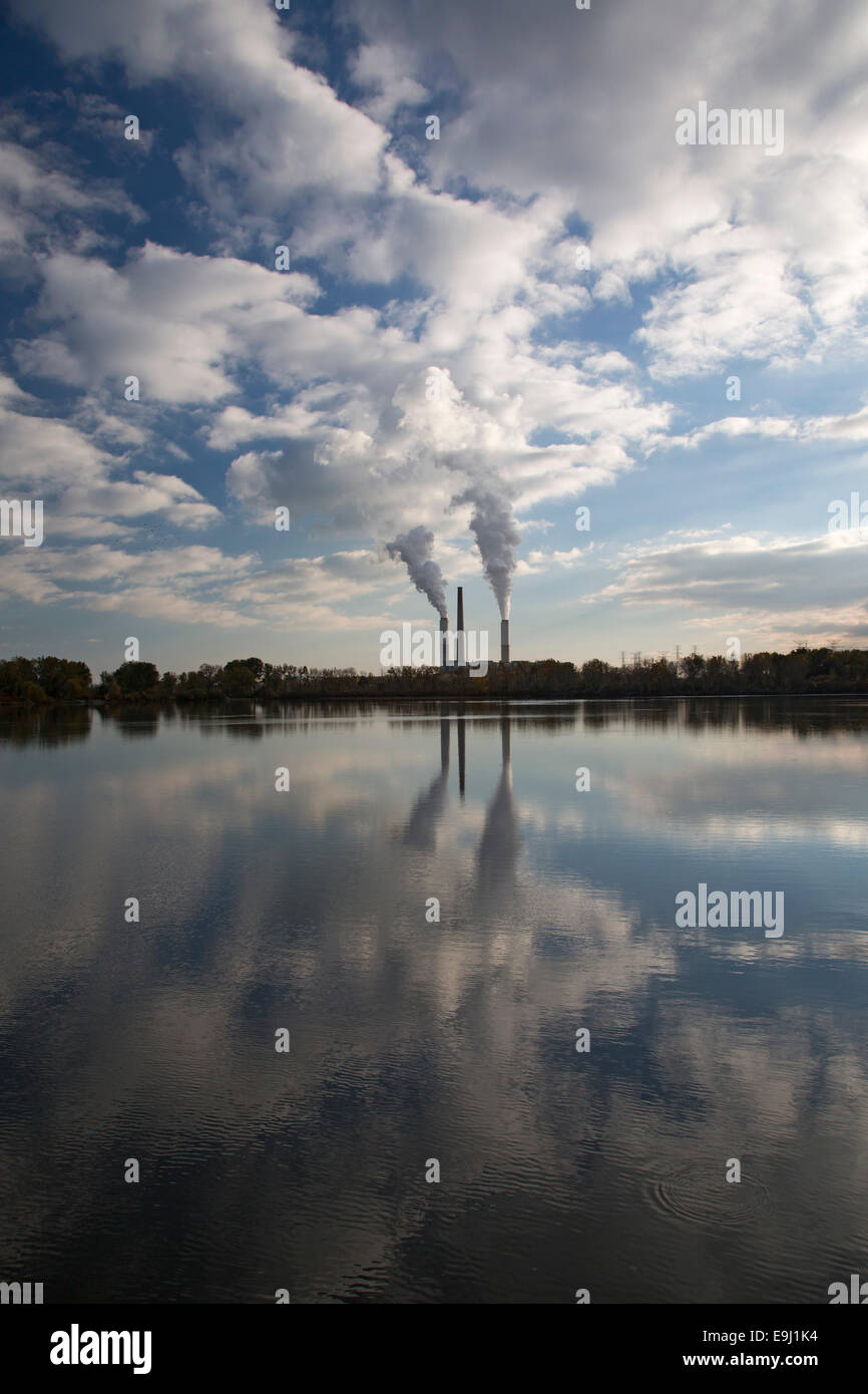 Monroe, Michigan - DTE Energy Monroe Power Plant, die zweitgrößte Kohle-Kraftwerk in den Vereinigten Staaten. Stockfoto