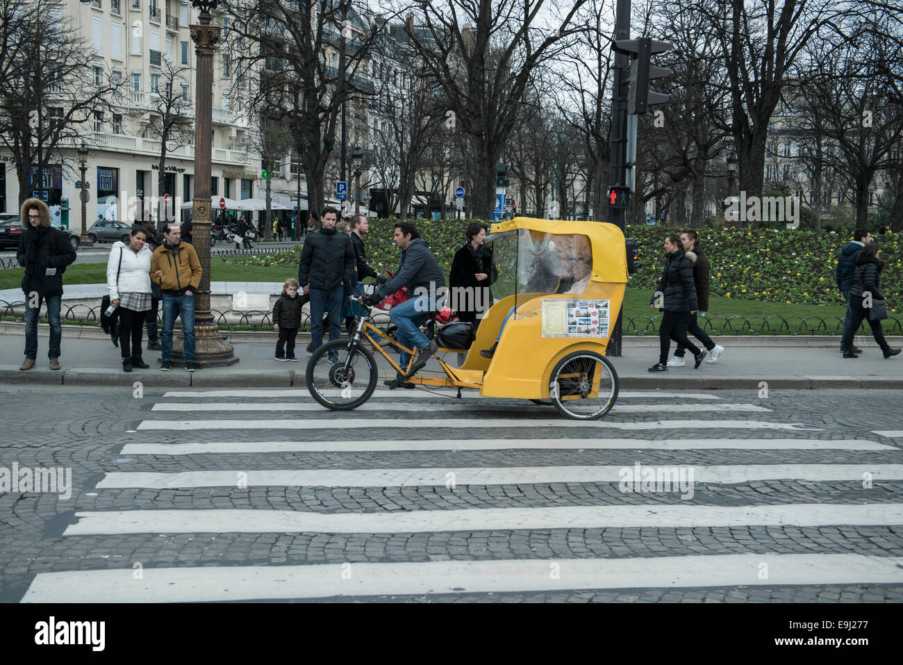 Ein peddle powered Rikscha zeigt Schaulustige rund um Paris Frankreich Stockfoto