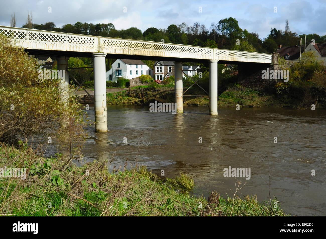 Brockweir Brücke über den Fluss Wye, Brockweir, Gloucestershire, England - Flussufer auf Monmouthshire, Wales Stockfoto