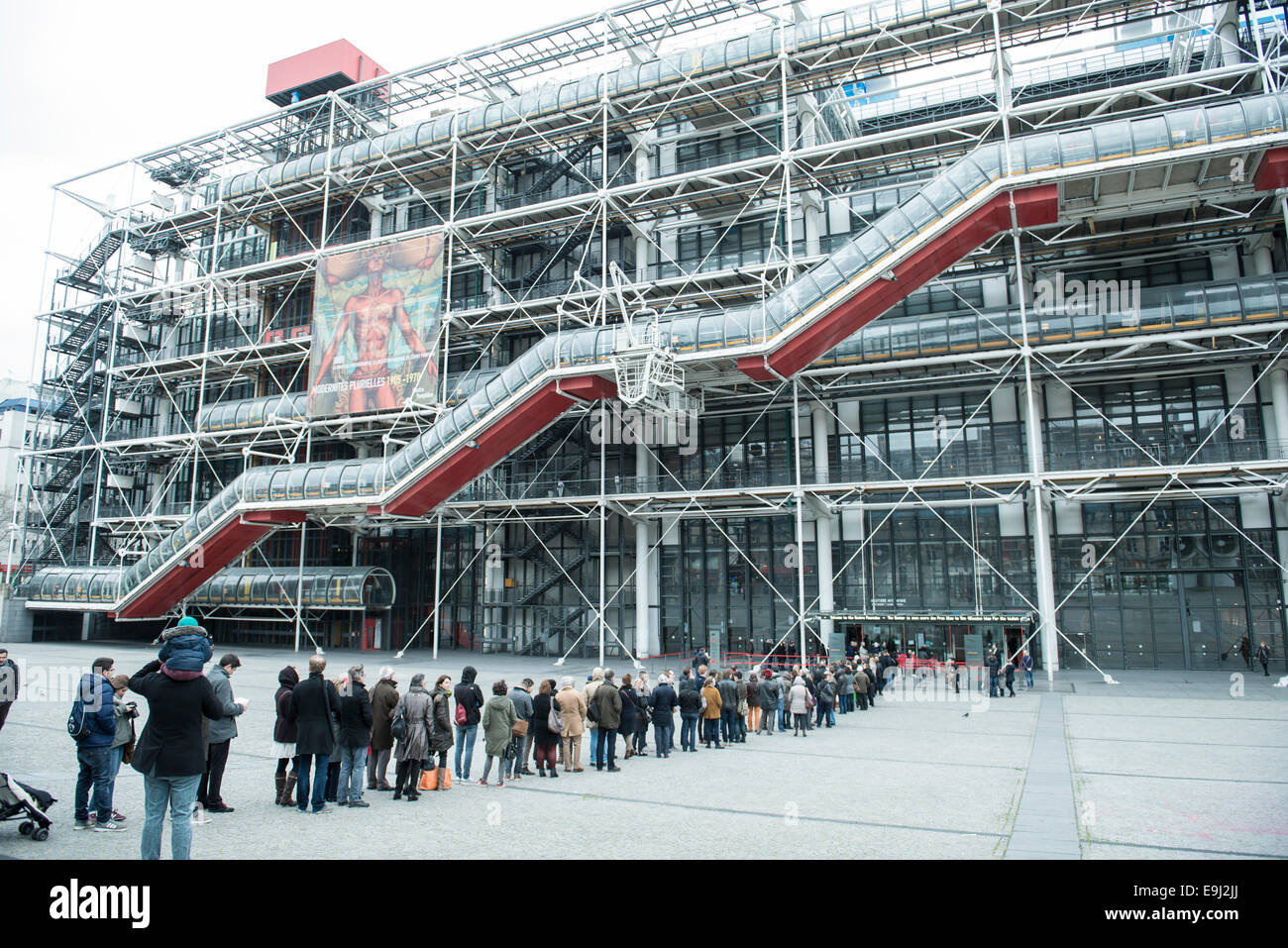 Touristen und Franzosen queuing außerhalb des Centre Georges Pompidou in Frankreichs Hauptstadt Paris darauf warten, in der Kunstgalerie und Museum gehen Stockfoto