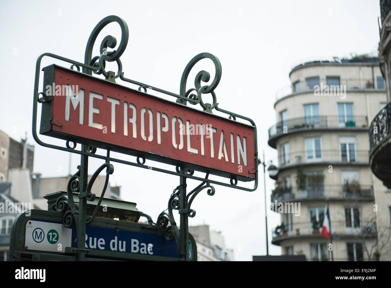 Schöne Jugendstil Paris Metro Anzeichen für öffentliche Verkehrsmittel U-Bahn Stationen Stockfoto