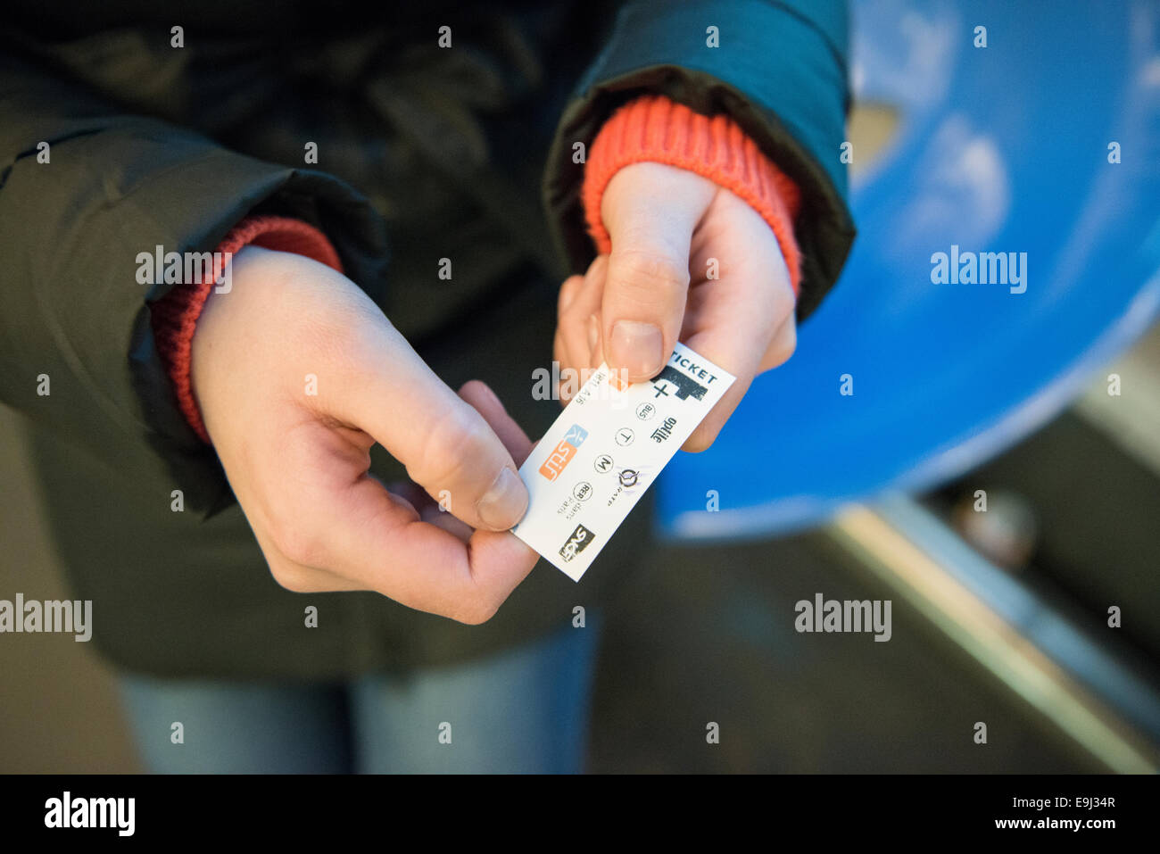 Eine weibliche Pendler hält ein gedrucktes Ticket für die Pariser U-Bahn Stockfoto