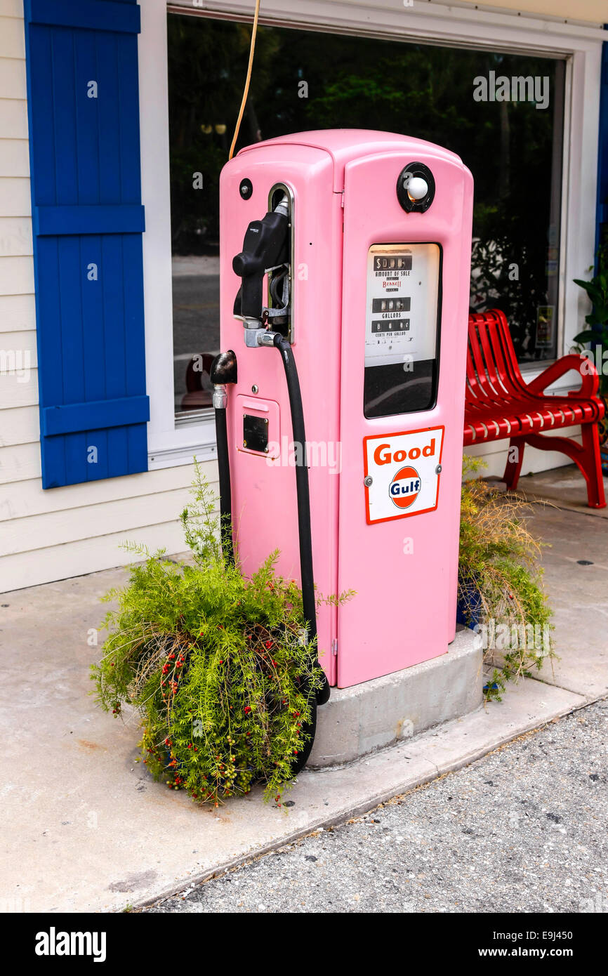 Die alte Benzin Pumpe außerhalb Hudsons-Shop in der Innenstadt von Boca Grande FL Stockfoto