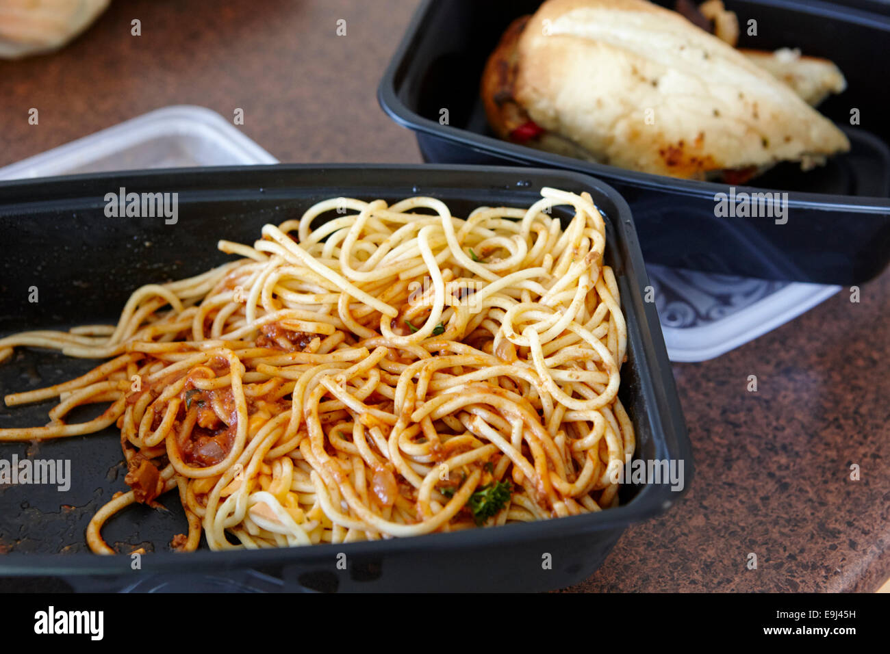 Boxed Reste von Spaghetti und Sandwich von einem Restaurant in Saskatchewan, Kanada Stockfoto