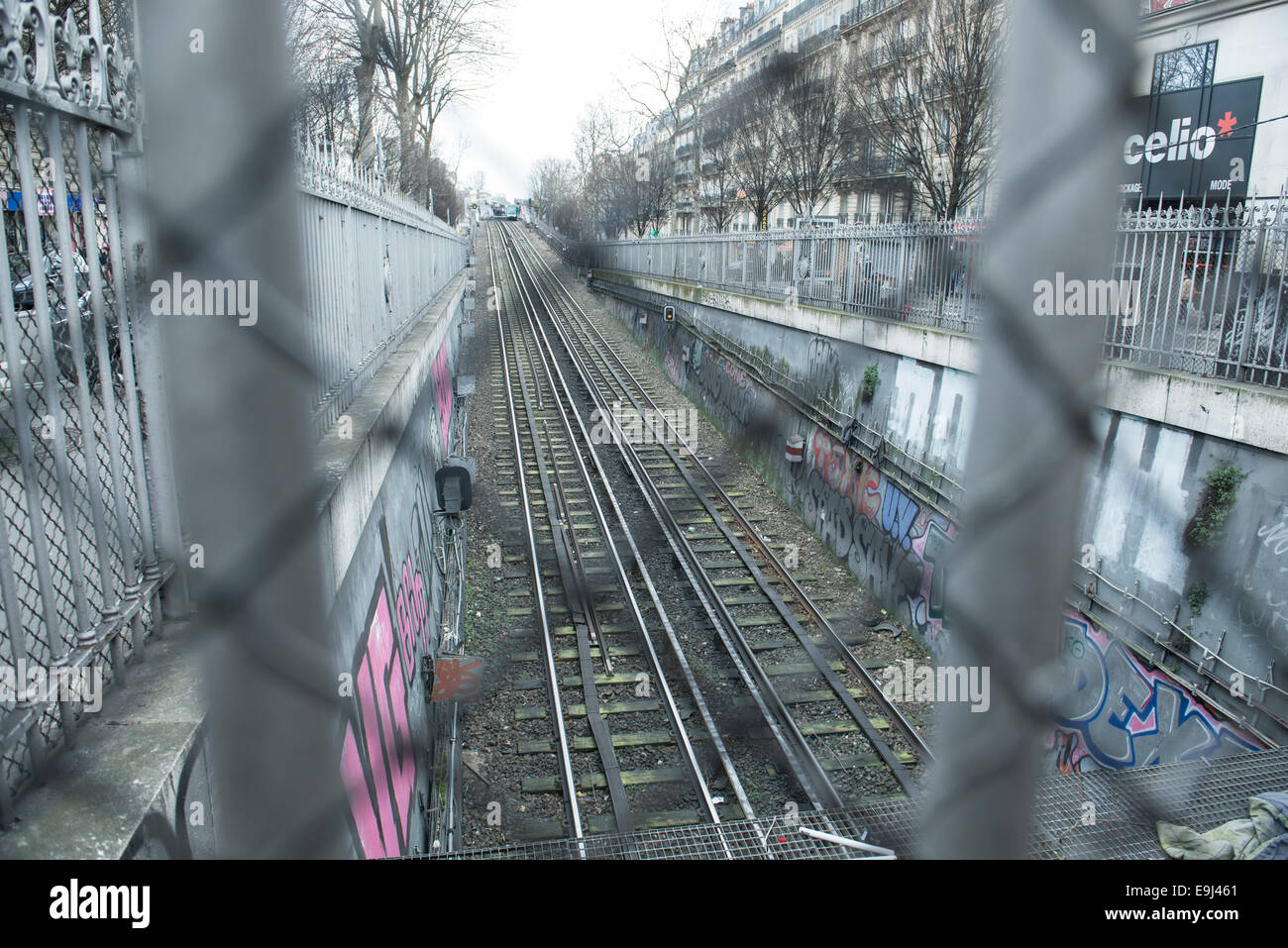 Ein Blick auf zwei Gleisen der Pariser Metro System in Frankreich Stockfoto