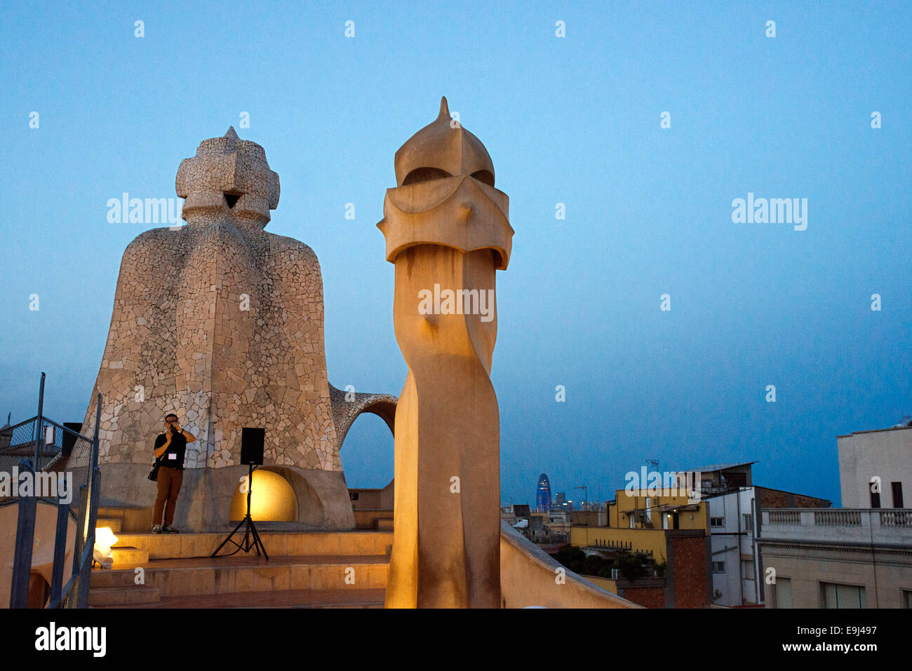 Casa Mila, La Pedrera, Skyline von Barcelona, Spanien. Die Schornsteine. Panorama des Daches bei Dämmerung, Abend, Nacht. UNESCO-Weltkulturerbe. Stockfoto