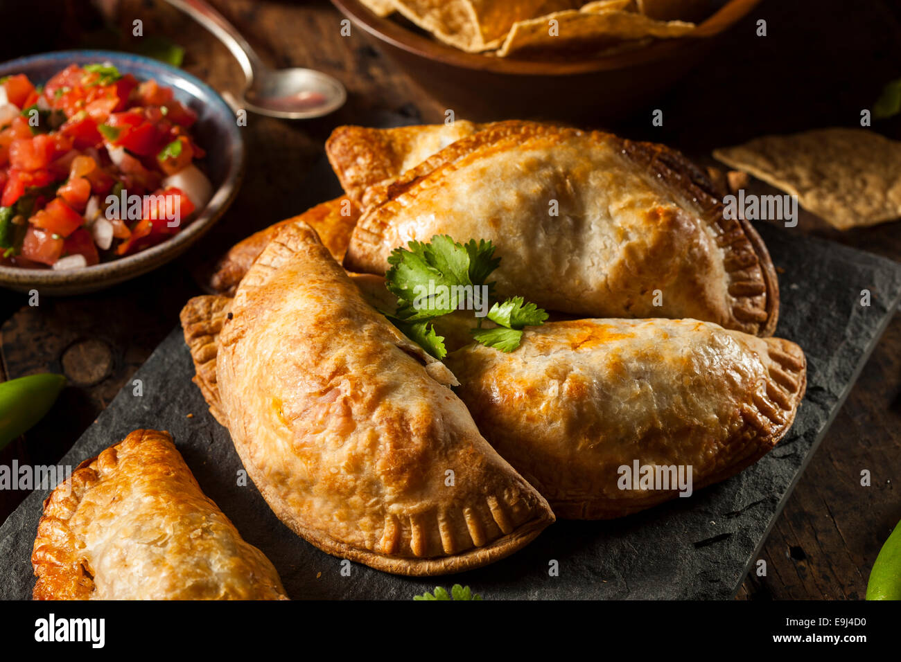 Hausgemachte gefüllte Hähnchen Empanadas auf einem Hintergrund Stockfoto