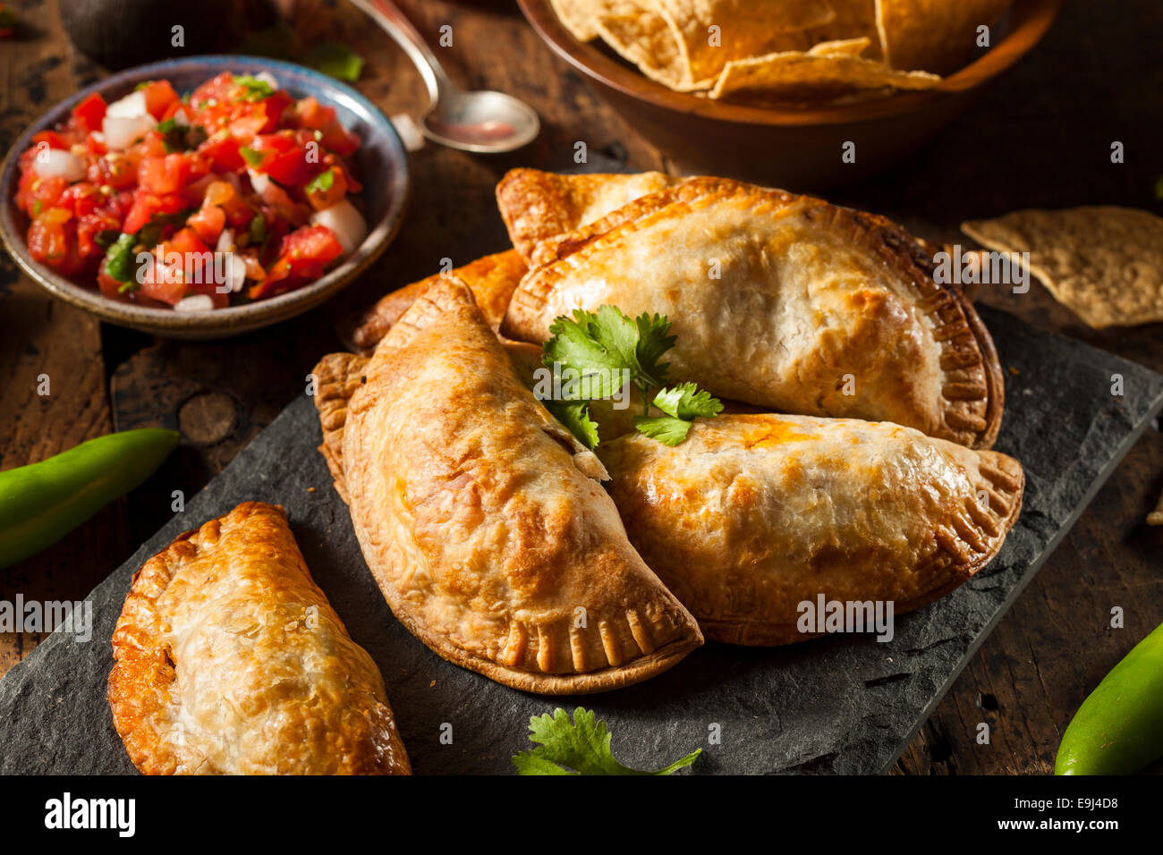 Hausgemachte gefüllte Hähnchen Empanadas auf einem Hintergrund Stockfoto