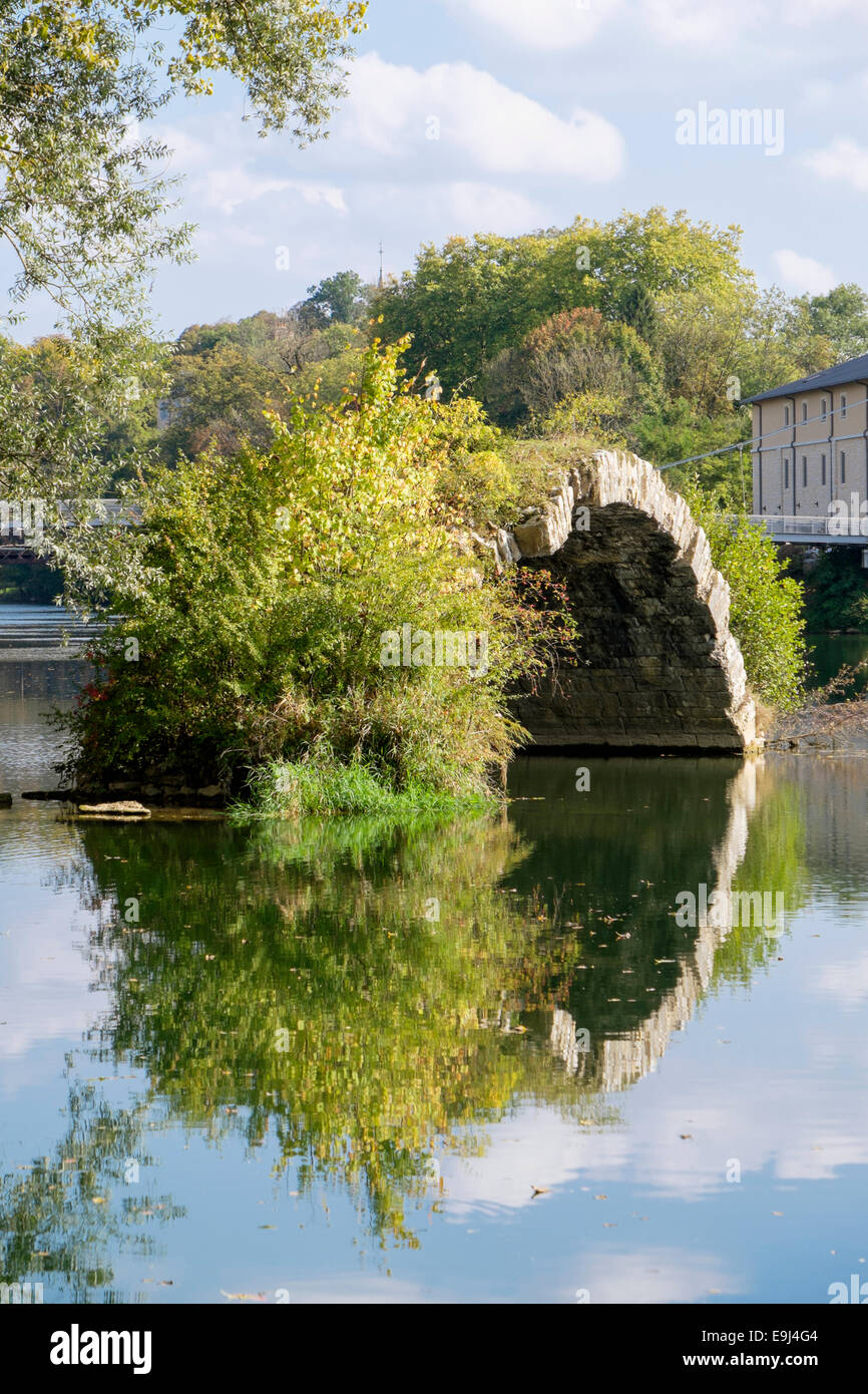 Reste der alten Brückenbogen Pont Roman wider ruhigen Gewässern des Flusses Le Doubs, Dole, Jura, Franche, Frankreich, Europa Stockfoto