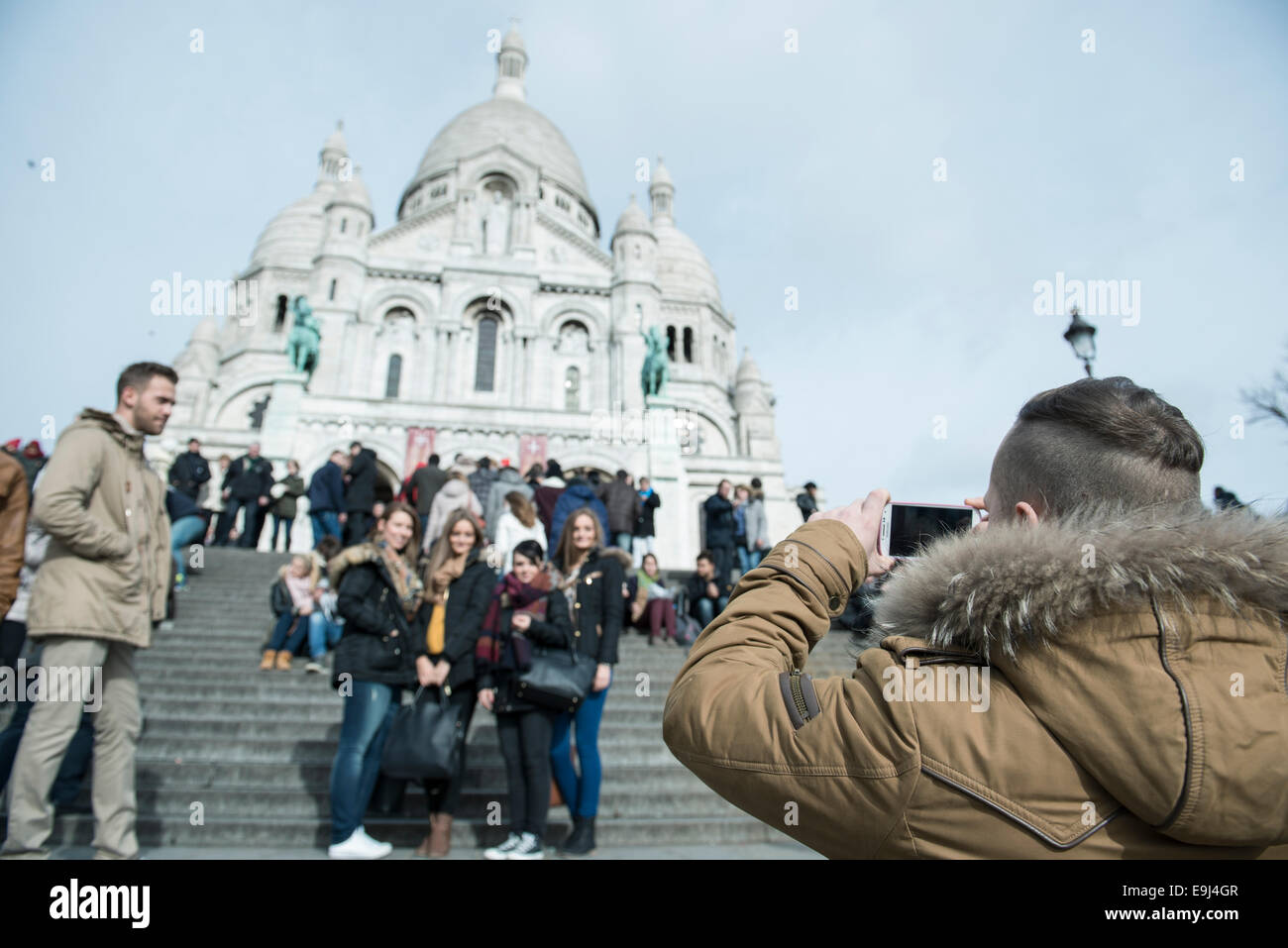 Aufnehmen von Fotos an Sacré-Coeur Basilika touristische Sehenswürdigkeiten in Paris Frankreich Stockfoto
