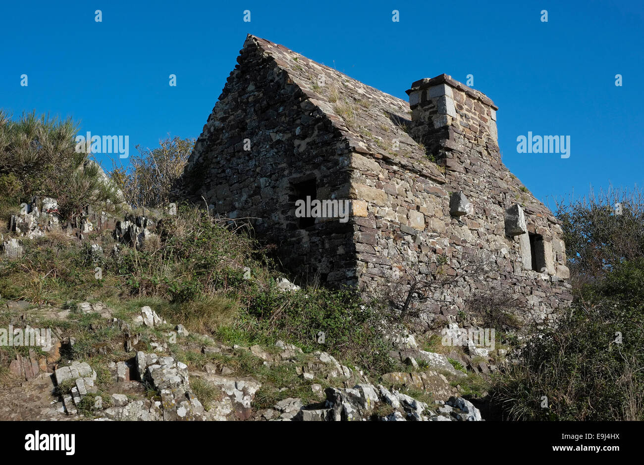 alten Steingebäude, Carolles, Normandie, Frankreich Stockfoto