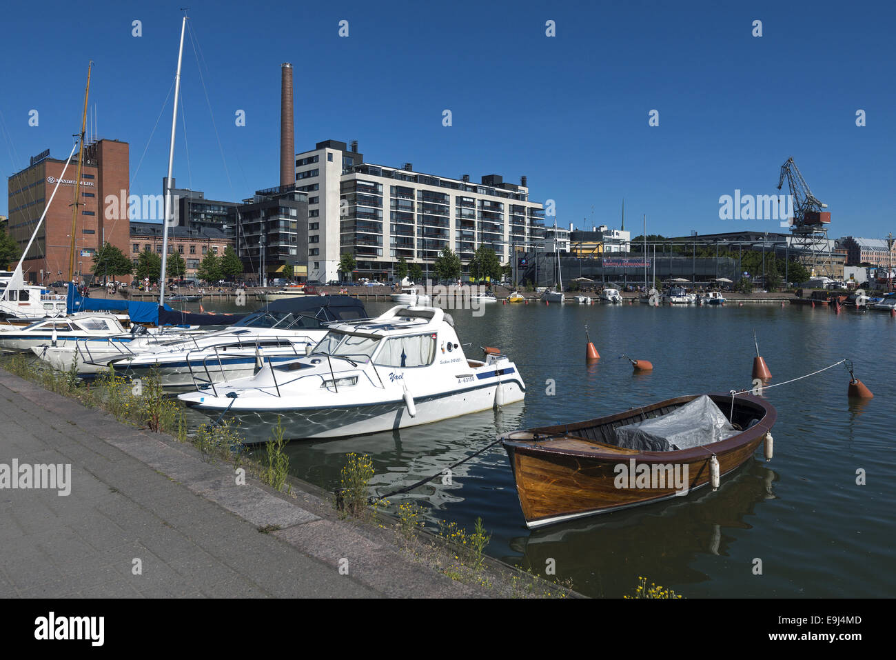 Boote im Hafen von Hietalahti in Helsinki, Finnland Stockfoto