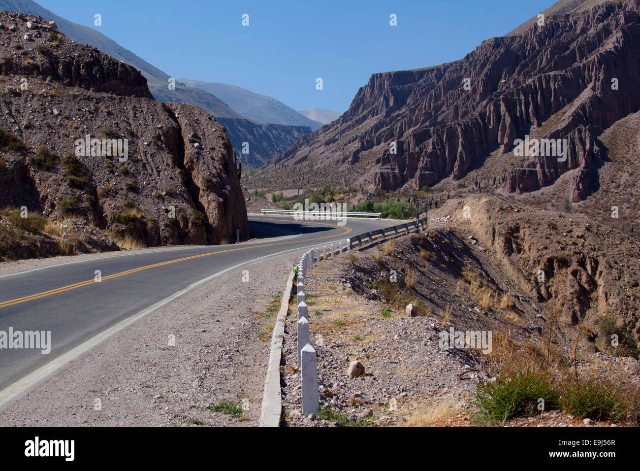 Straße in die Berge. Puna de Atacama, Salta und Jujuy. Argentinien. Stockfoto