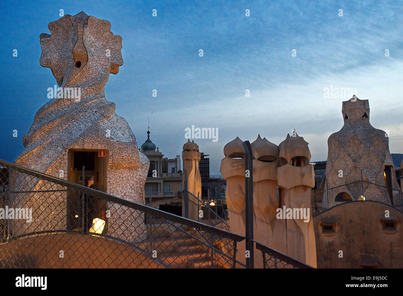 Casa Mila, La Pedrera, Skyline von Barcelona, Spanien. Die Schornsteine. Panorama des Daches bei Dämmerung, Abend, Nacht. UNESCO-Weltkulturerbe. Stockfoto