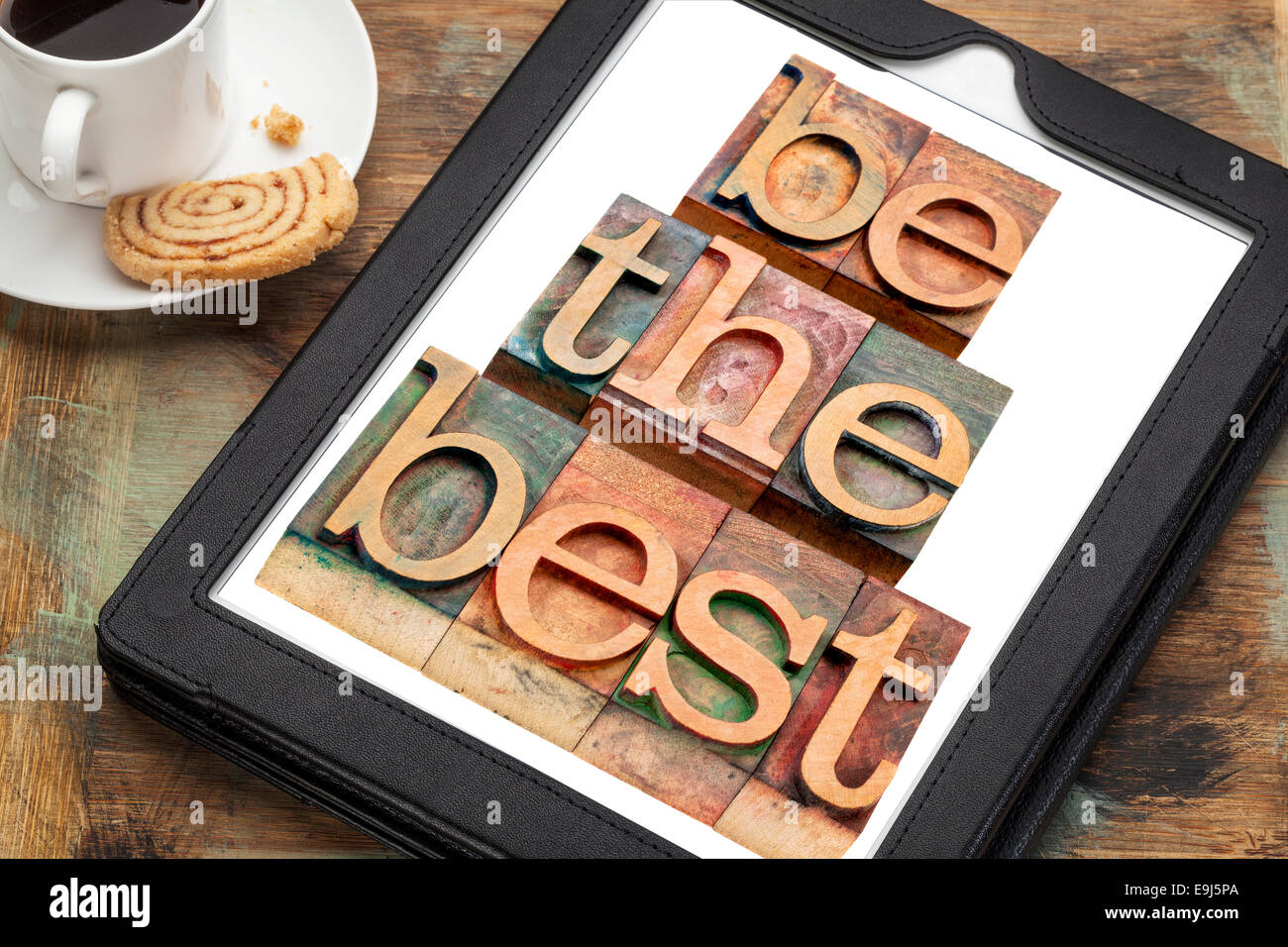 werden Sie das beste - Text im Buchdruck Holztypen auf digitale Tablett mit einer Tasse Kaffee - Motivation-Konzept Stockfoto