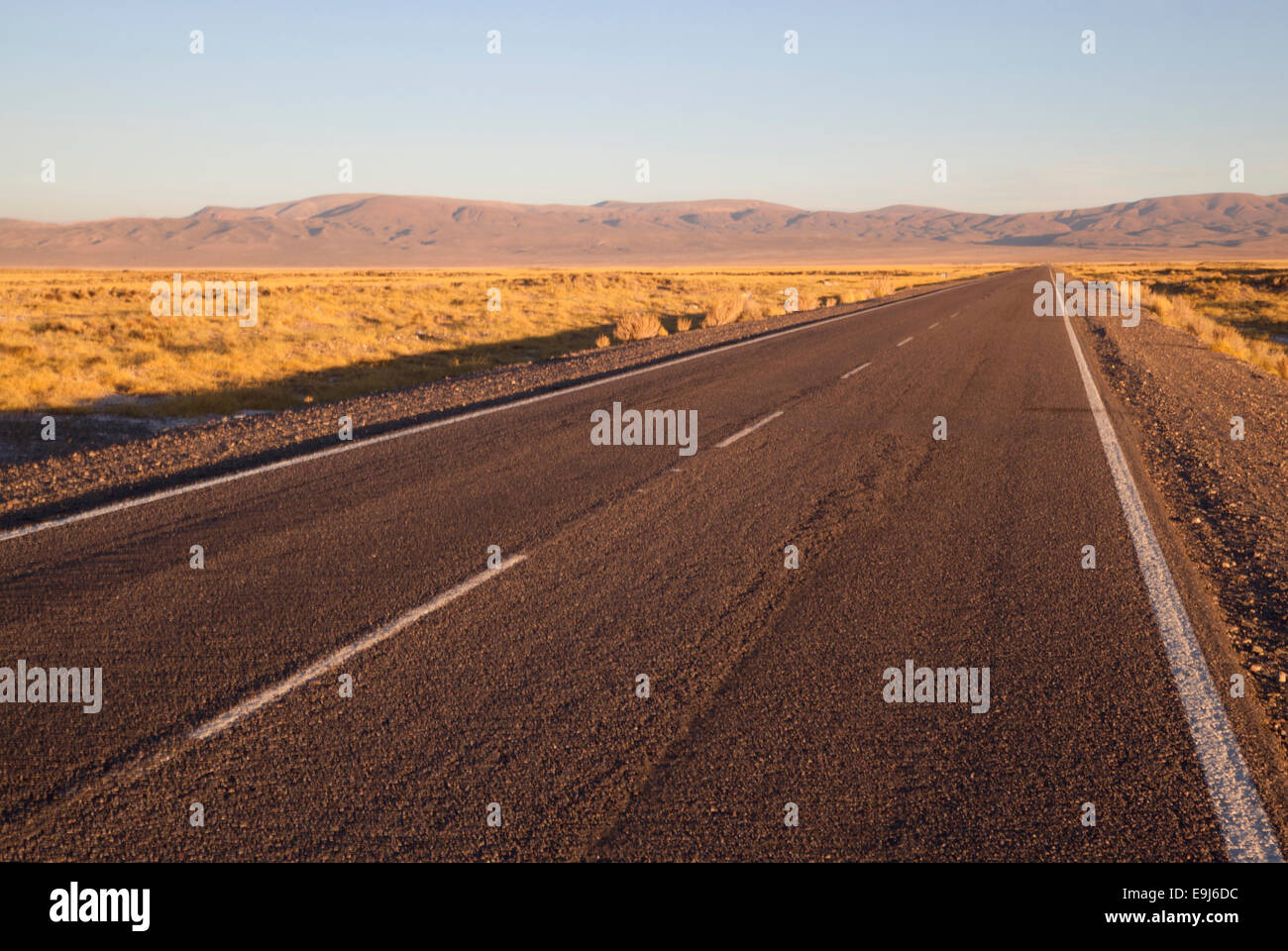 Wüste Straße auf dem Weg zum alinas Grandes in einem altitud von 3450 m. Puna de Atacama, Salta y Jujuy, Argentinien. Stockfoto