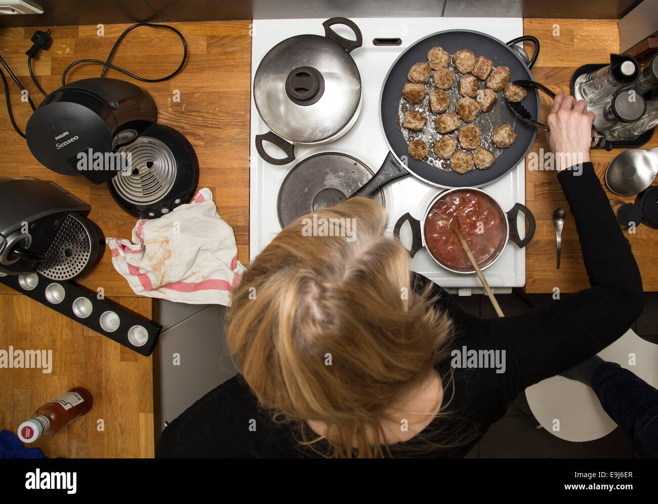 Frau kochen Abendessen zu Hause Stockfoto