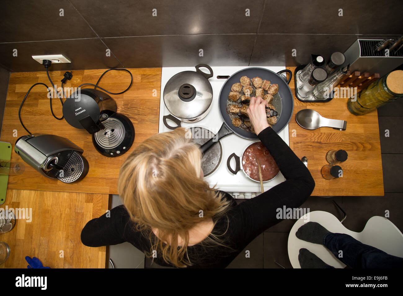 Frau kochen Abendessen zu Hause Stockfoto