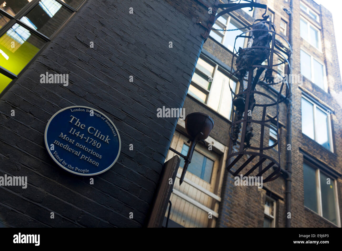 Blue Plaque und sperrte ein Körper, Clink Gefängnis berüchtigt mittelalterlichen Gefängnis, London, UK Stockfoto