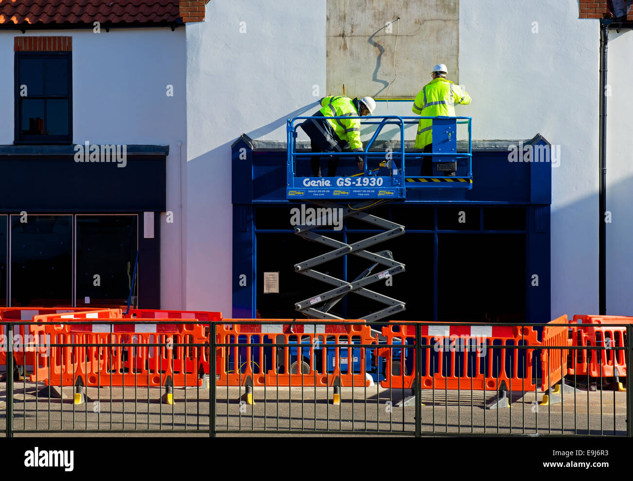 Zwei Männer stehen auf Hubarbeitsbühnen Stockfoto