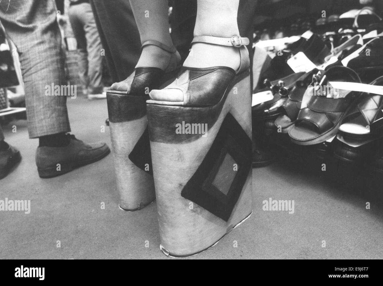 Tokio, Japan. 17. November 1973. Zierliche Japanerinnen können ihre Höhe 20 Zoll hinzufügen, wenn sie ein paar von diesen hohen Schuhe mit hohen Absätzen kaufen, die an einem Schuhgeschäft Tokio angeboten. Die abgefahrene Schuhe jeweils fast 9 Pfund wiegen und bestehen aus Rindsleder. Ein paar kostet BPS 37. © KEYSTONE Bilder/ZUMA Wire/ZUMAPRESS.com/Alamy Live-Nachrichten Stockfoto