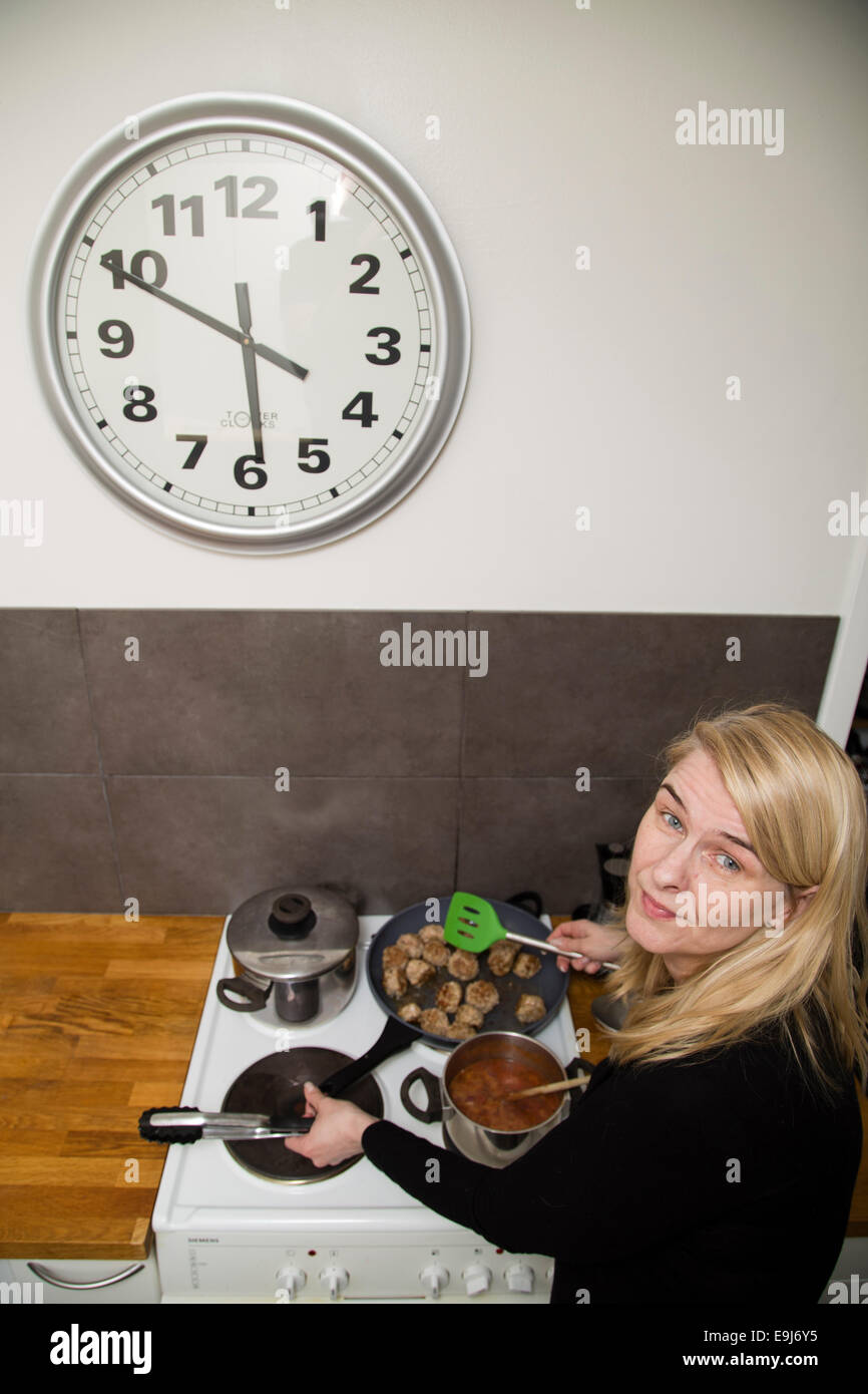 Frau kochen Abendessen zu Hause Stockfoto