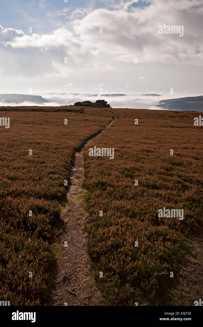 Cloud-Inversion in der Peak District National Park. Blick vom Whinstone Lee Tor gegenüber den Hurkling Steinen. Stockfoto