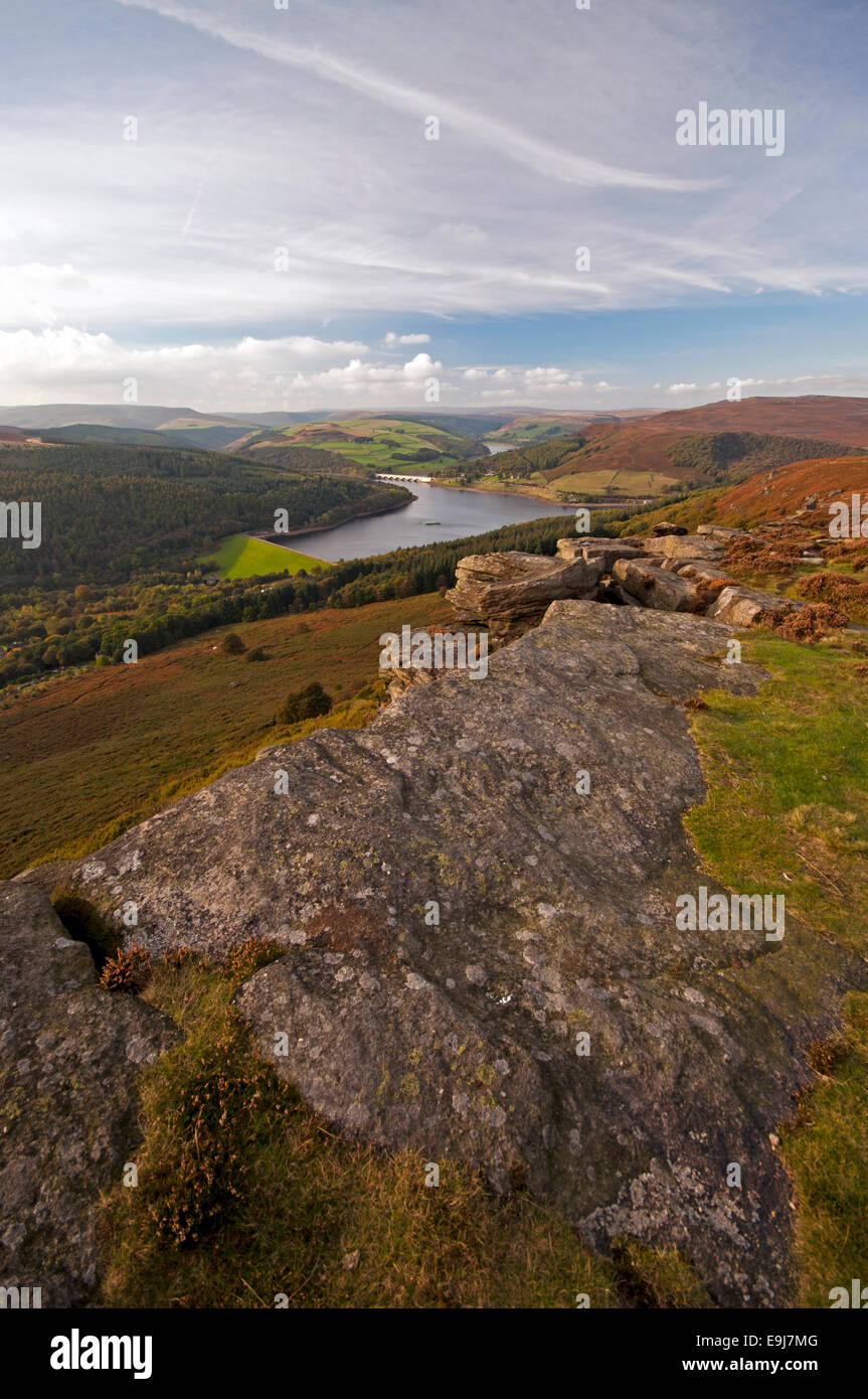 Der Blick von Bamford Edge im Peak District National Park mit Ladybower Vorratsbehälter Derwent unten im Tal. Stockfoto
