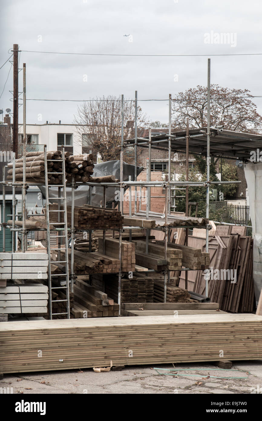 Holzbalken zu verkaufen Stockfoto