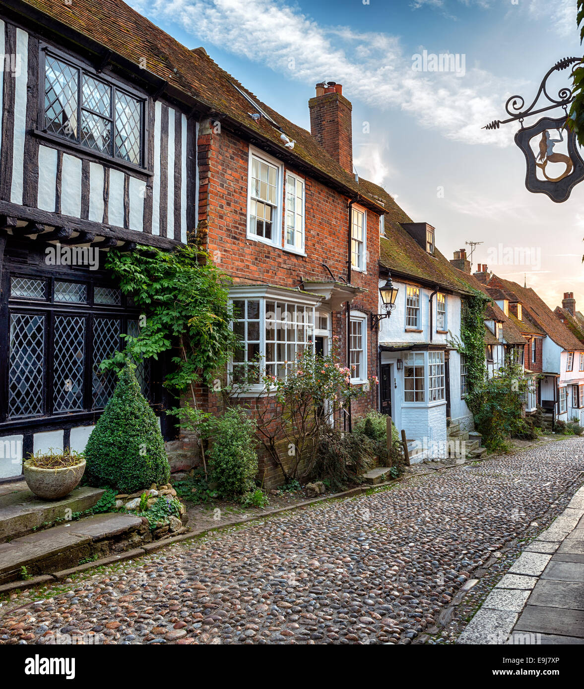 Eine Reihe von schönen alten Häusern auf einer gepflasterten Straße in Rye, East sussex Stockfoto