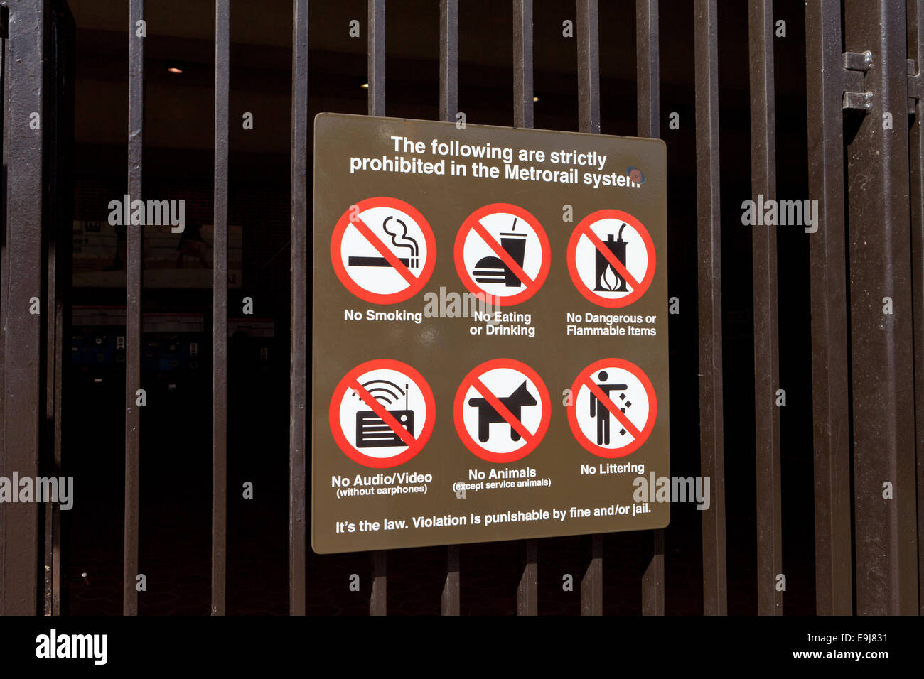 Verbotene Zeichen auf u-Bahn-Eingang - USA Stockfoto