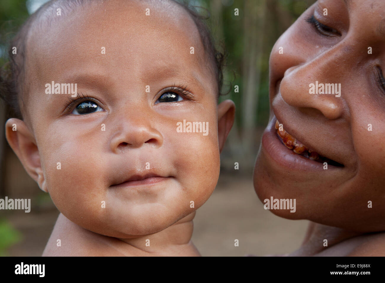 Mutter und Kind, Yaugiwa, Papua-Neuguinea Stockfoto