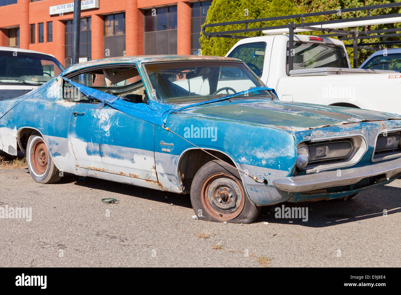 Heruntergekommenen 1968 Plymouth Barracuda Coupe Auto Bedeckt Mit Plane Usa Stockfotografie Alamy