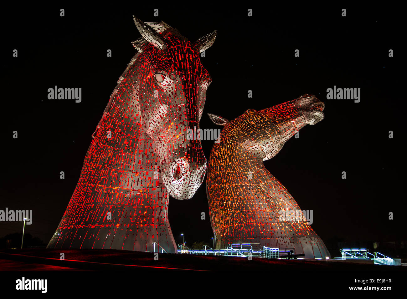 Kelpie Skulpturen mit roter Beleuchtung zum 100-jährigen Jubiläum des ersten Weltkrieges, 2014 Stockfoto