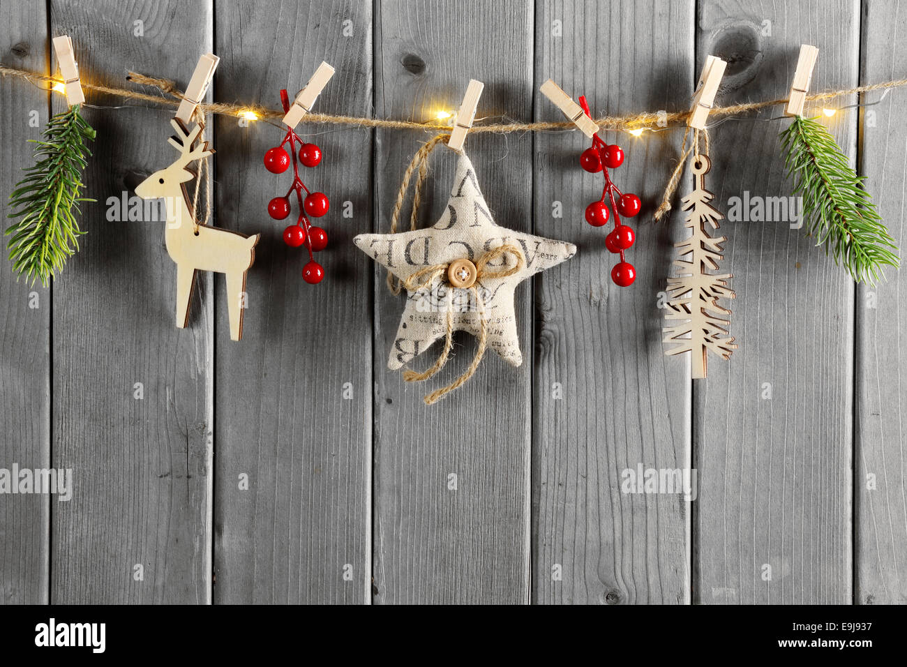 Weihnachts-Dekoration über hölzerne Hintergrund Stockfoto